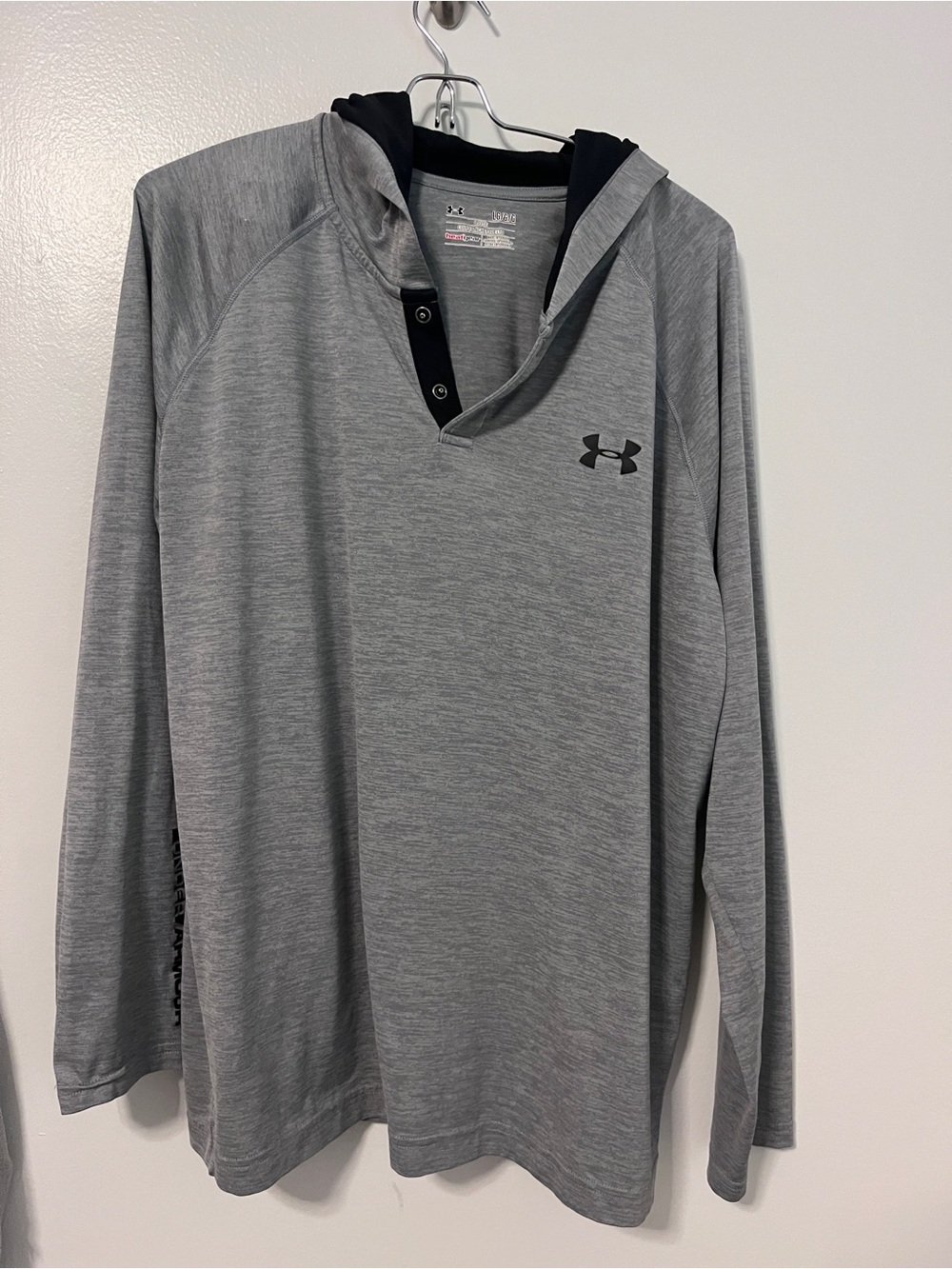 Under Armour Men’s Light Gray Hooded Long-Sleeve Pullover
